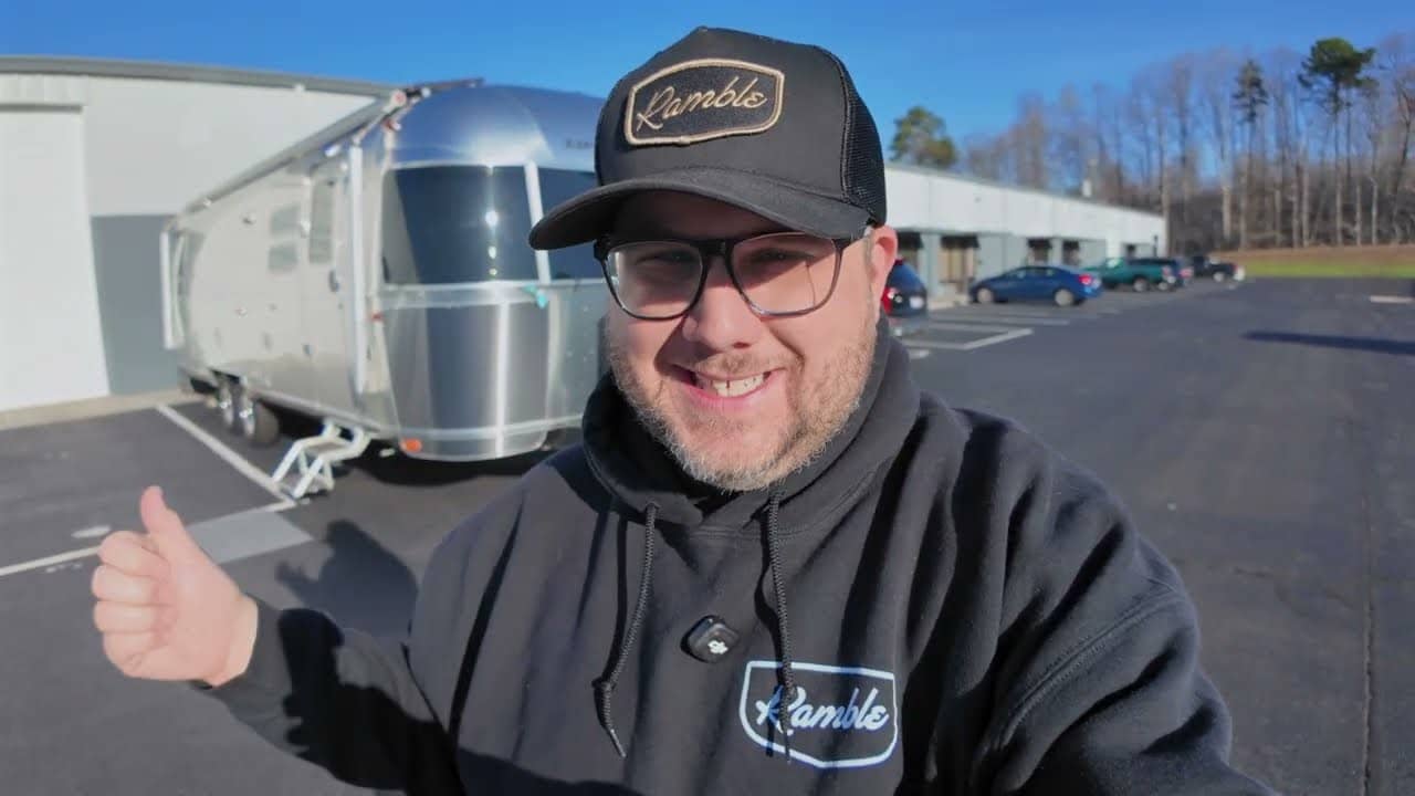 Presentator voor een Airstream-caravan — videobeeld