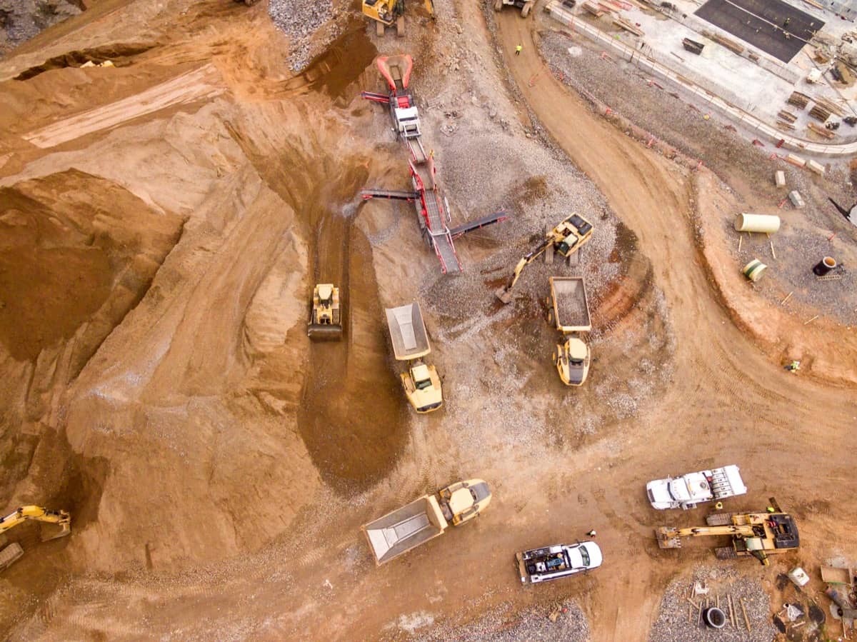 Grote industriële bouwlocatie van bovenaf gezien
