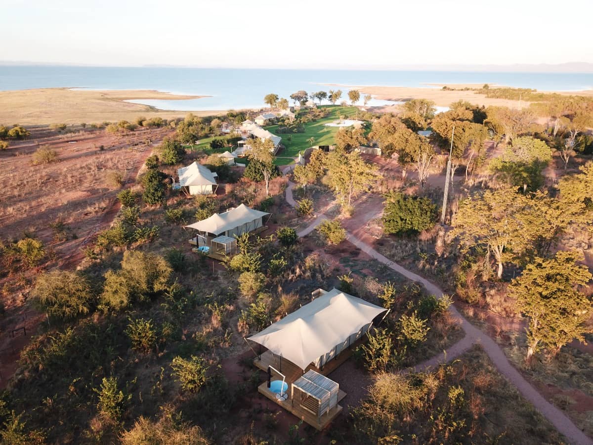 Luchtfoto van een off-grid locatie in een groene omgeving