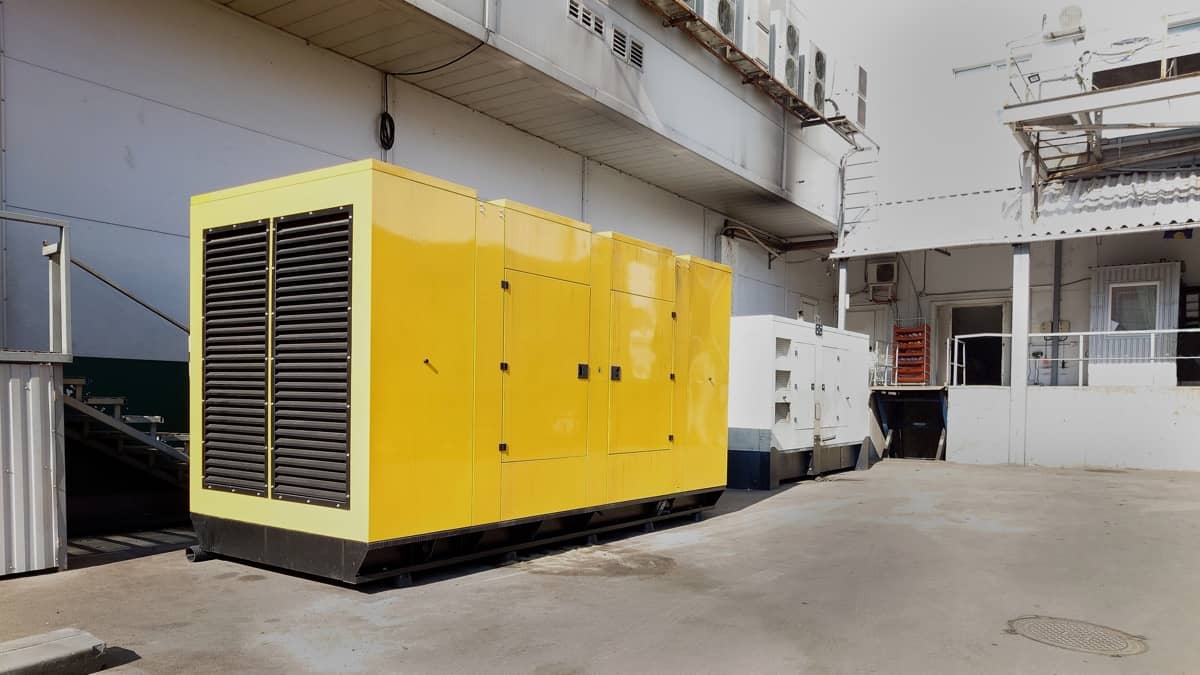 Een grote gele generator op een industrieterrein