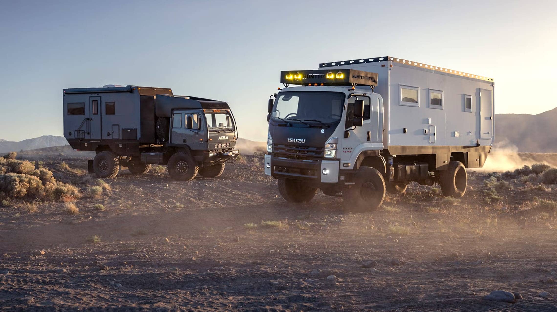 Bliss Mobil expeditievoertuig in de woestijn