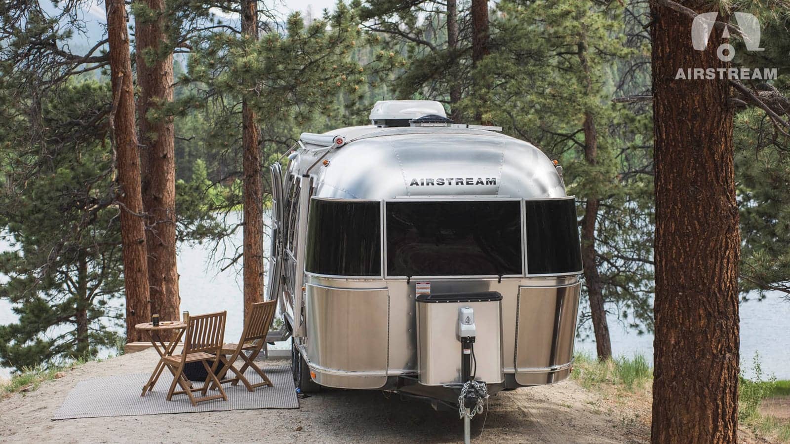 Airstream-caravan op een bosrijke camping