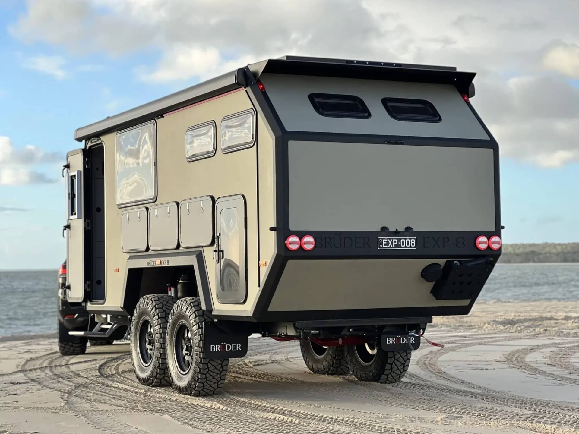 Bruder EXP 8 off-road trailer op een strand