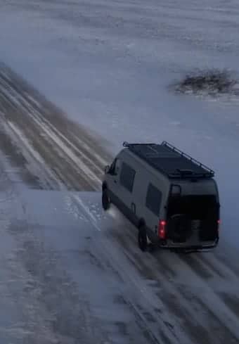 Medische bus geparkeerd op een besneeuwde onverharde weg