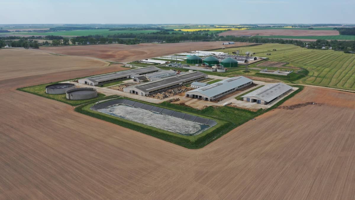Luchtfoto van een groot agrarisch bedrijf met een eigen energie-installatie