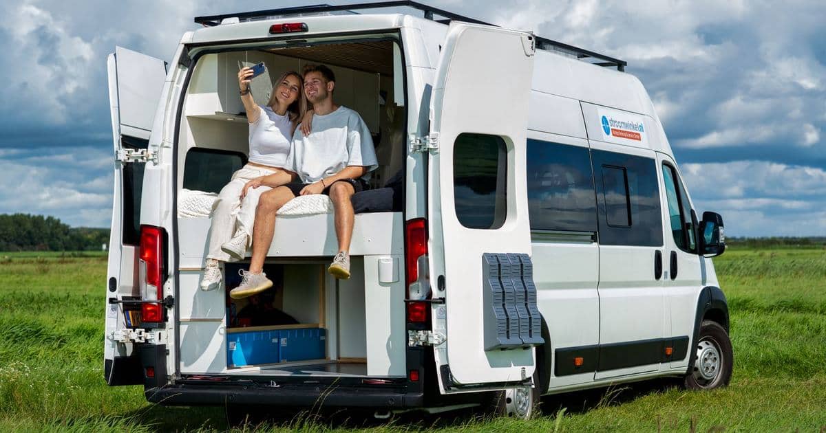 Koppel ontspant voor hun camper