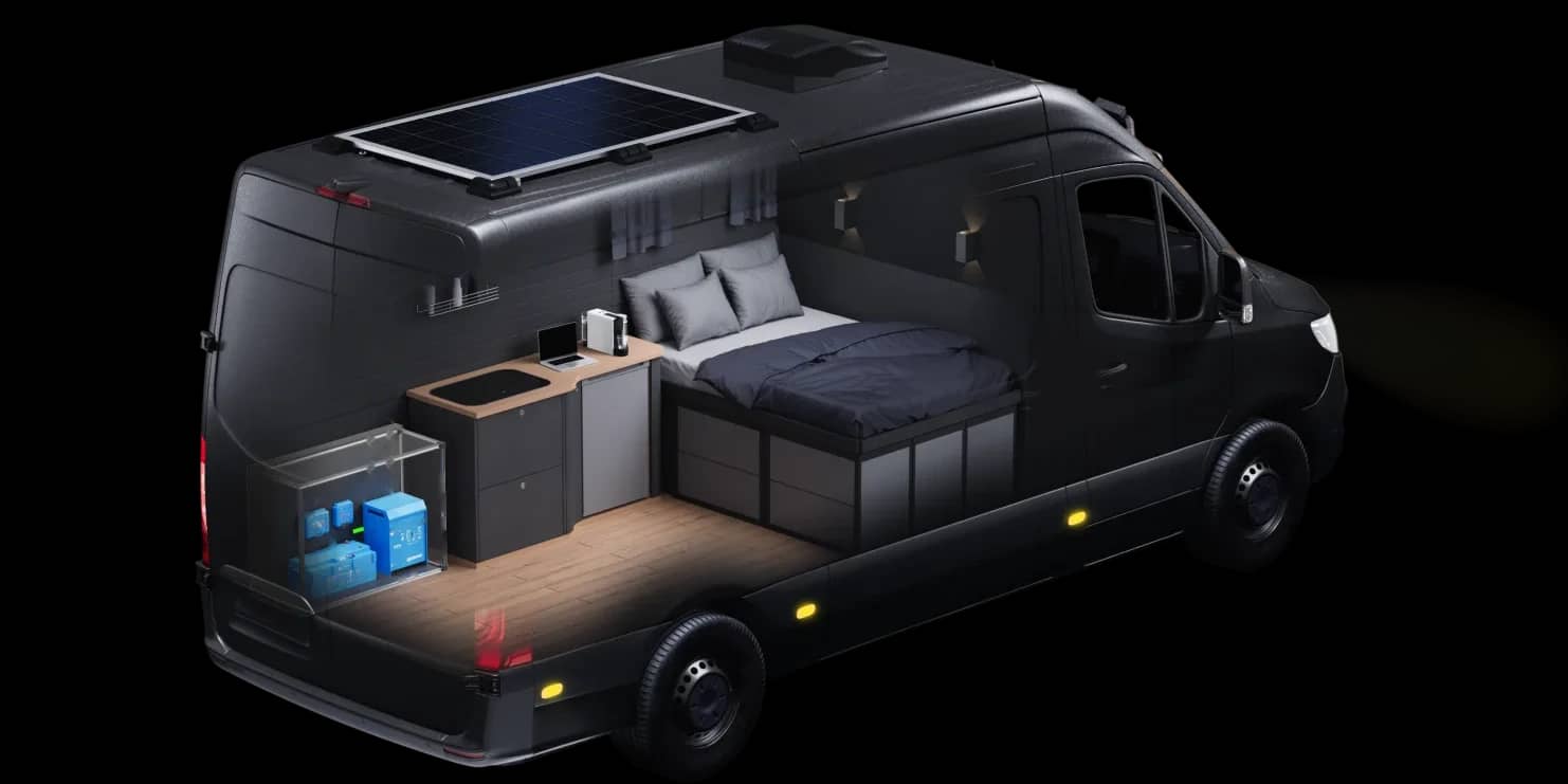 Opengewerkt aanzicht van een camper die het complete Victron-stroomvoorzieningssysteem toont